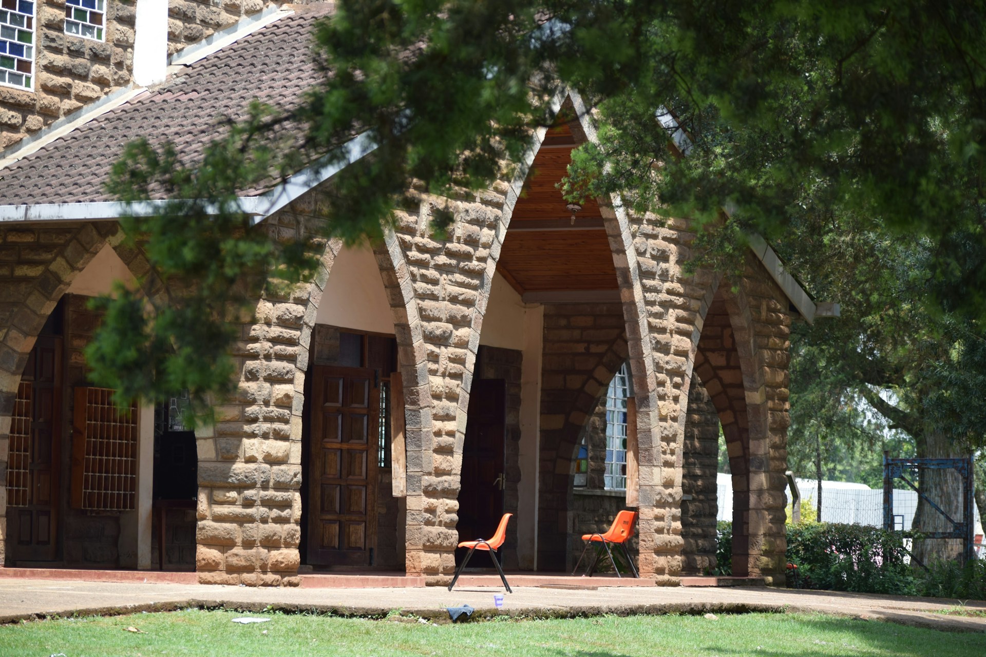 rumah aksen batu alam